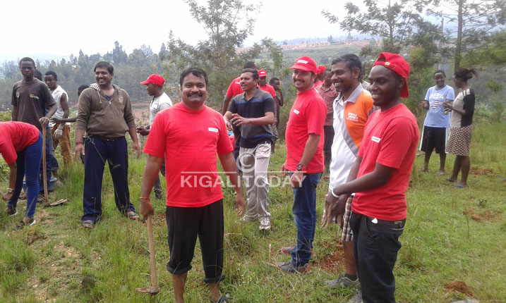 Abakozi ba UAE Exchange n'Umuyobozi wabo Bateraga ibiti banezerewe