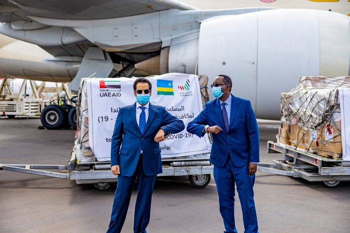 Ambasaderi Alqahtani na Minisitiri Ngamije ubwo bahererekanyaga ibyo bikoresho 