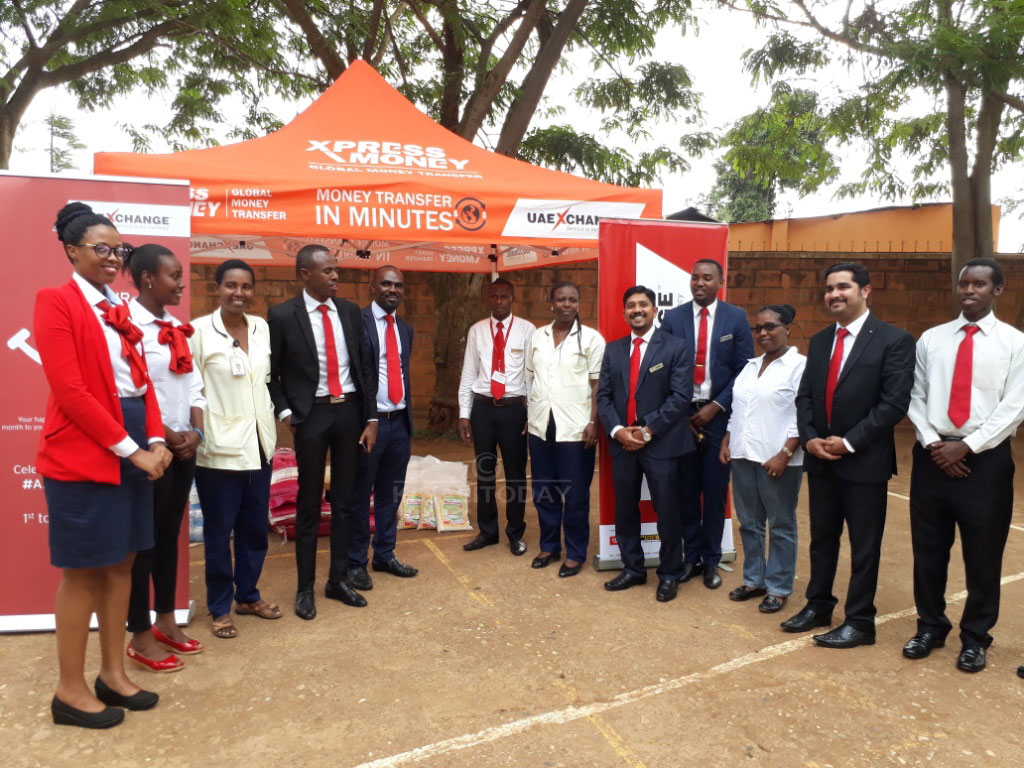 Ubwo abakora muri UAEXchange bashyikirizaga inkunga ibitaro bya Ndera 