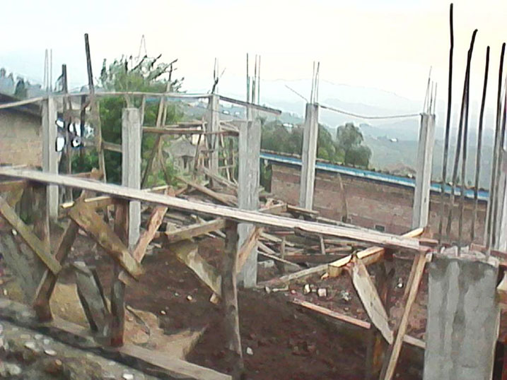 Ubu ari kubaka igorofa rizakorerwamo ubucuruzi nk'akabari n'akabyiniro.