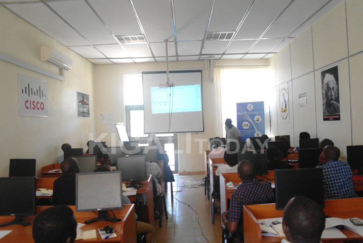 Ubu buryo bushya butuma abantu benshi bakurikira isomo icyarimwe kuri porojekiteri.