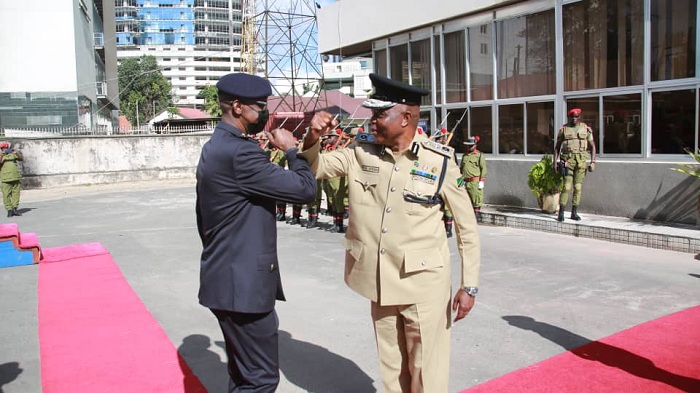 IGP Munyuza na mugenzi we wa Tanzania Nyakoro Sirro