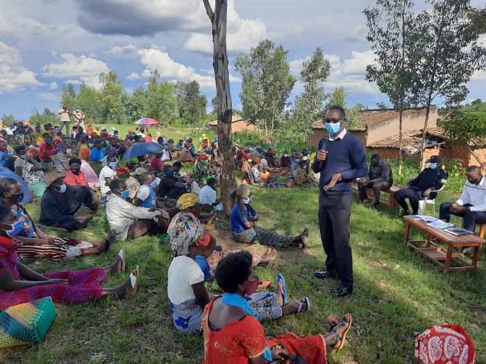 Mu Murenge wa Kinazi abaturage basobanuriwe uko bazashyirwa mu byiciro by'ubudehe