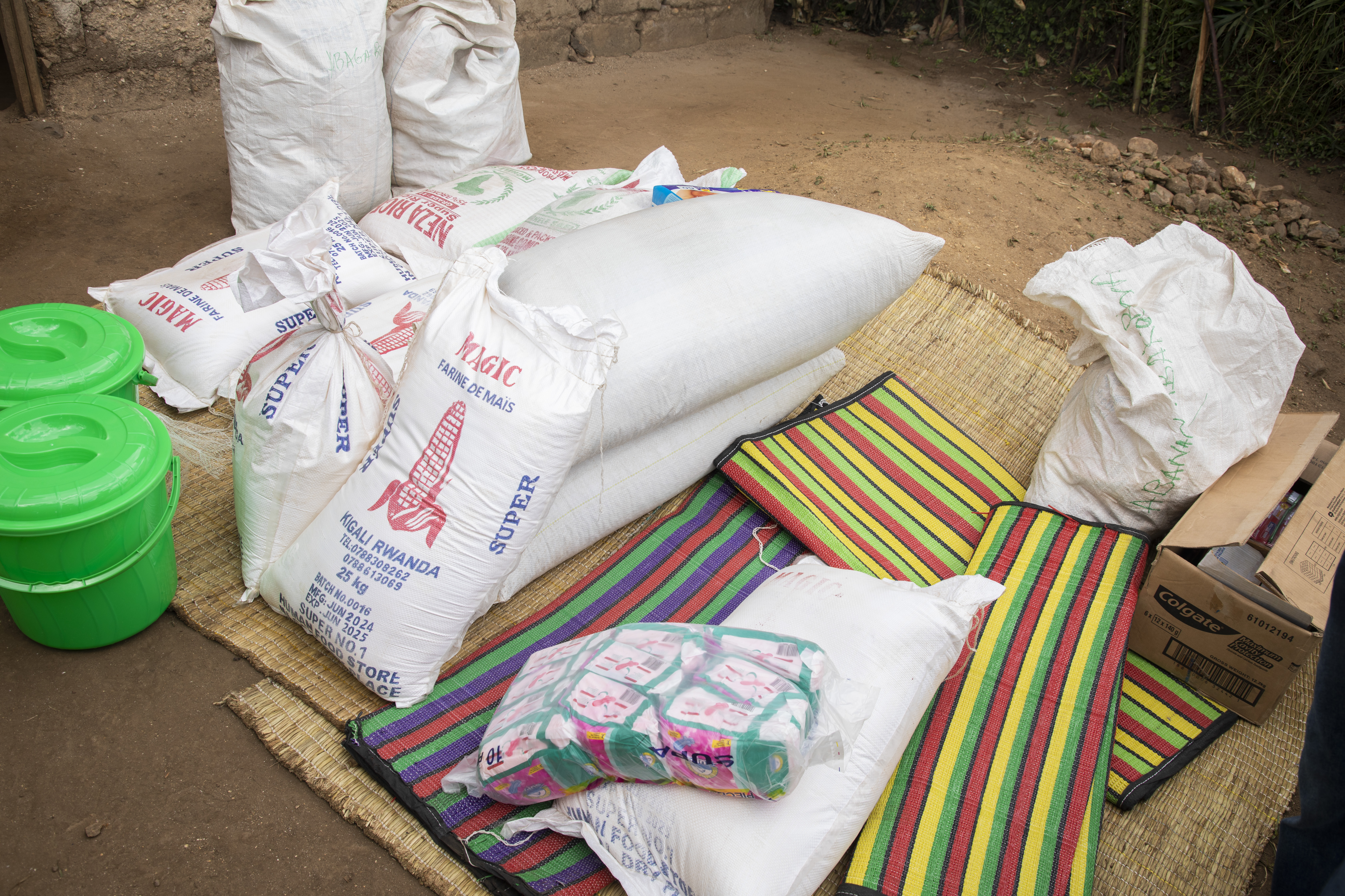 Bahawe ubufasha bw'ibiribwa birimo umuceri, ibishyimbo n'ifu y'ibigori, ibikoresho by'isuku ndetse n'imyambaro bifite agaciro k'ibihumbi 300Frw