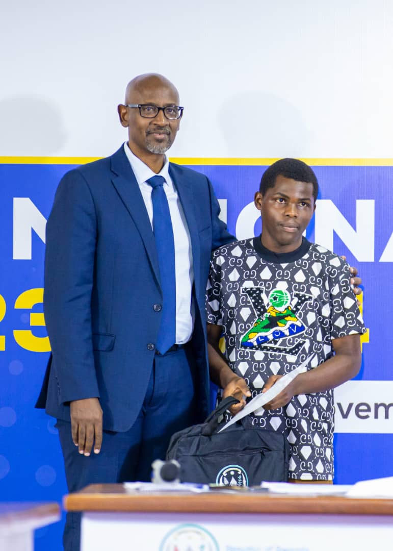 Minisitiri w'Uburezi ahemba umwe mu banyeshuri bahize abandi mu masomo y'ubuhinzi