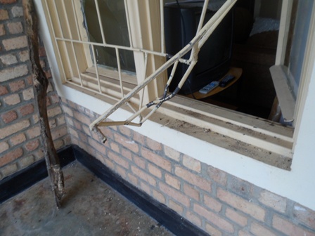 Idirishya abajura banyuzemo bajya kwiba mu nzu kwa Mushayija Yassin.