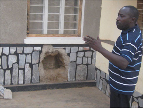 Uyu nawe arerekana uburyo bamucukuriye inzu bakajyamo bakiba.