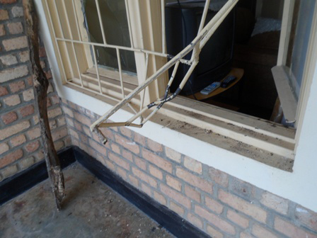 Ubujura bukorwa mu buryo butandukanye. Hari abacunga ba nyiri urugo byaryamye bagakurura ibintu biri munzu babicishije mu idirishya.