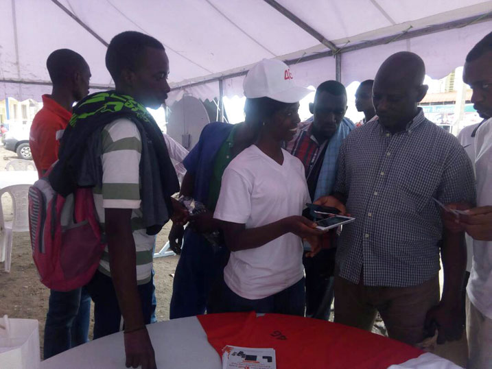 Abakozi ba Popconn, imwe mu masosiyete acuruza 4G, bari gusobanurira abaturage imikorere ya 4G