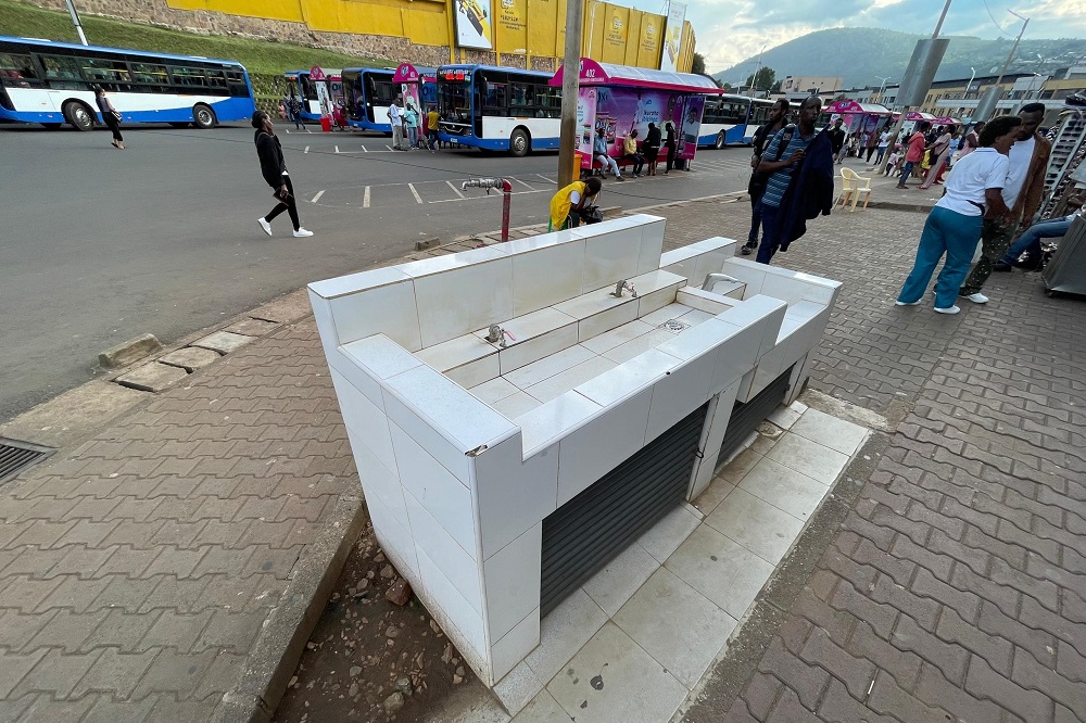 Biragoye gusanga ahari ubukarabiro umuntu urimo gukaraba intoki muri iyi minsi