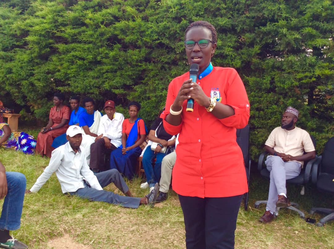 Kayitare avuga ko bazakomeza gufasha abaturage kuva mu bukene mu buryo burambye