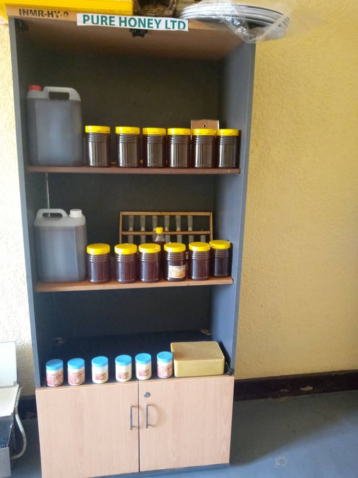 Agurisha ubuki n'ibindi bikomoka ku nzuki