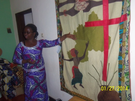 Umwe mu banyabugeni n'abanyabukorikori bo mu Rwanda yerekana igihangano cye.