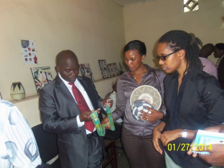 Uhereye ibumoso: El Hadj Abdoulaye Zondo (Directeur general SIAO), Madame Uwantege Diane ushinzwe abanyabugeni n'abanyabukorikori muri PSF na Maryse Uwera (MINICOM). 