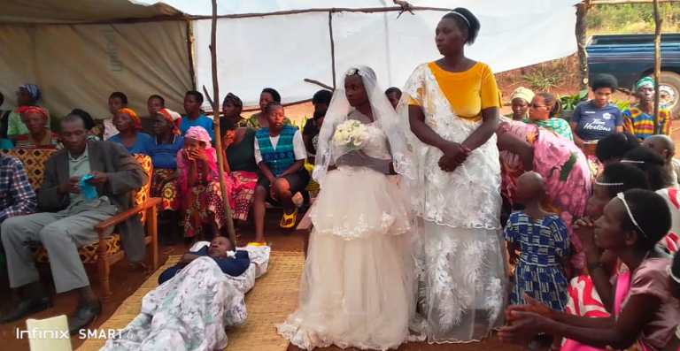 Abaturanyi banabashakiye imyambaro y