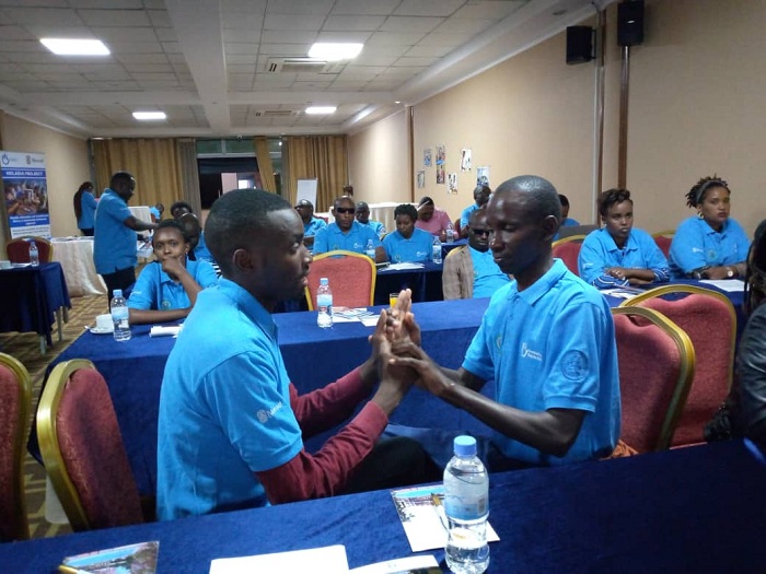 Ufite ubumuga bukomatanyije kutumva, kutavuga no kutabona arimo gusobanurirwa ibivugirwa mu nama