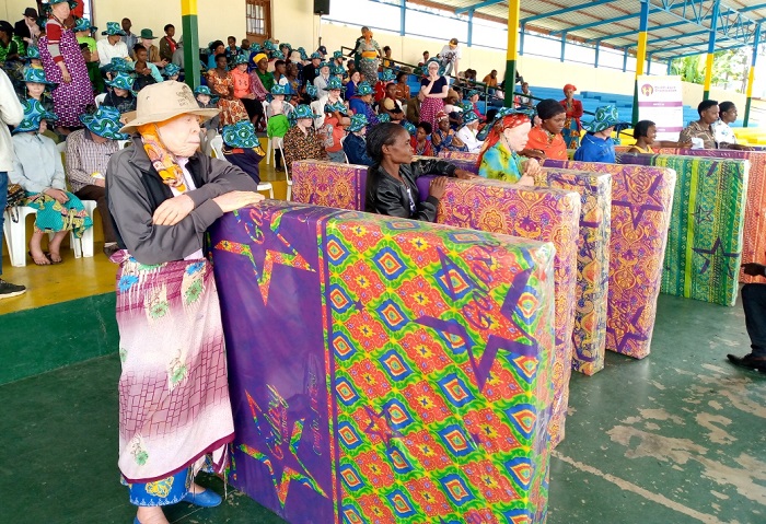 Mu kurushaho kwita ku mibereho yabo, bahawe ibiryamirwa birimo na matera, ingofero bambara zikabarinda izuba ndetse n'amavuta agenewe uruhu rwabo