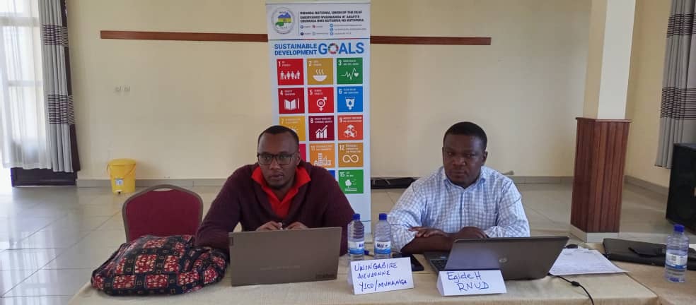 Uwingabire Dieudonné ushinzwe urubyiruko, Umuco na Siporo mu Karere ka Muhanga na Habakubana Egide ushinzwe kugenzura ishyirwa mu bikorwa ry'imishinga muri RNUD, na bo bitabiriye ibi biganiro