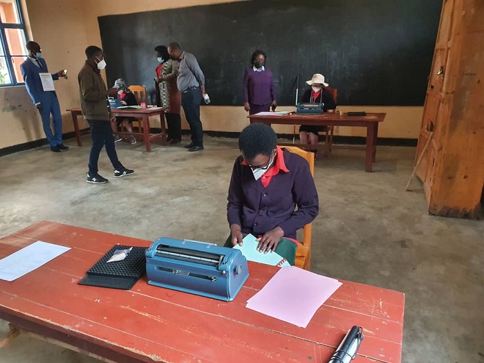 Abafite ubumuga bwo kutabona bitabiriye ibizamini bya Leta