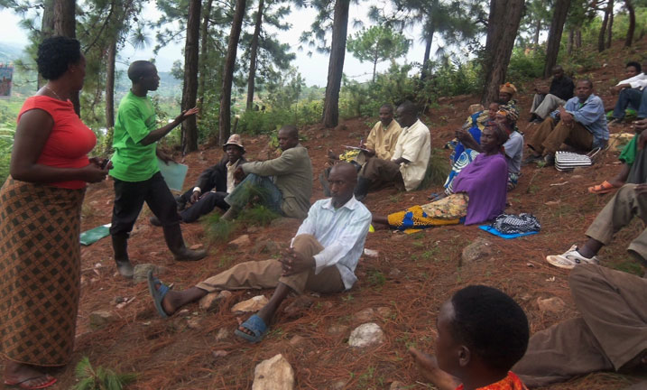 Umwe mu bafashamyumvire muri aya matsinda y'ubumwe n'ubwiyunge aganira n'abanyamuryango.