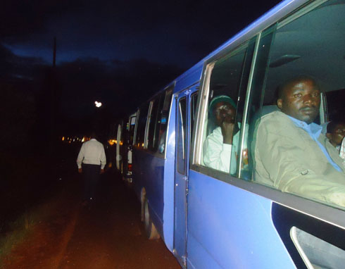 Za express zahinduranya abagenzi, ingendo zigakomeza nyuma y'igihe gito. (L. Nshimiyimana)