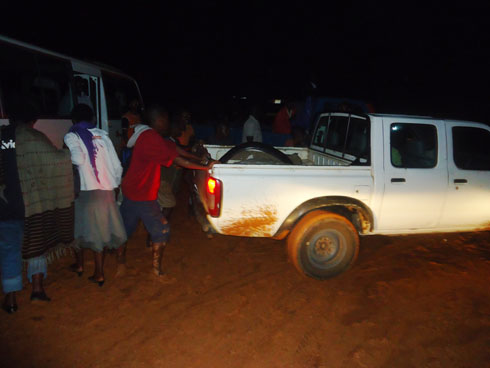 Ubunyereri bwatanze akazi ku baturage bahaturiye basunika imodoka. (L. Nshimiyimana)