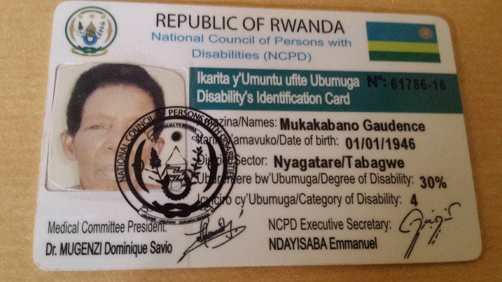 Uburemere bw'ubumuga bw'uyu mukecuru bugaragazwa n'ikarita ye