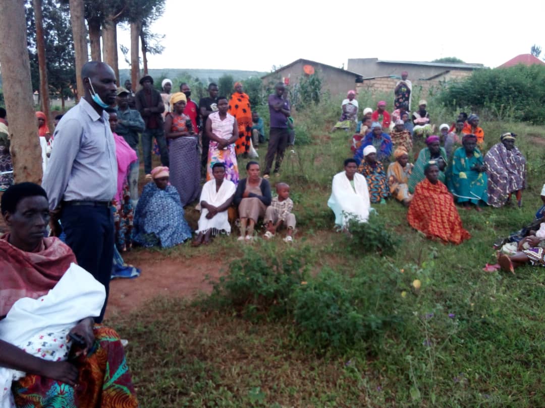 Usibye abanyeshuri n'abarezi, abandi baturage na bo bahawe ibiganiro ku kurwanya ihohoterwa ryo mu miryango kuko rigira ingaruka ku bagize umuryango