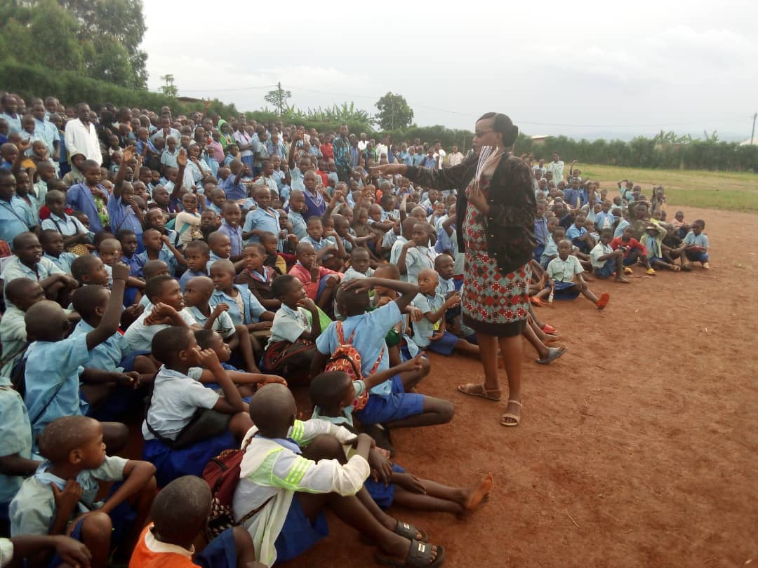 Umuhoza Valentine, umukozi wa CLADHO, aganira n