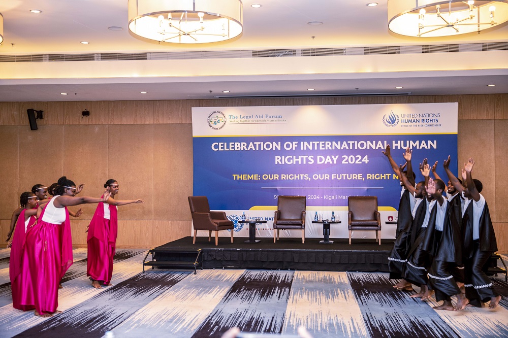 Itorero ry'abafite ubumuga bwo kutumva no kutavuga ryasusurukije abitabiriye ibirori, bishimira uko u Rwanda rwita ku burenganzira bw'abantu bafite ubumuga 