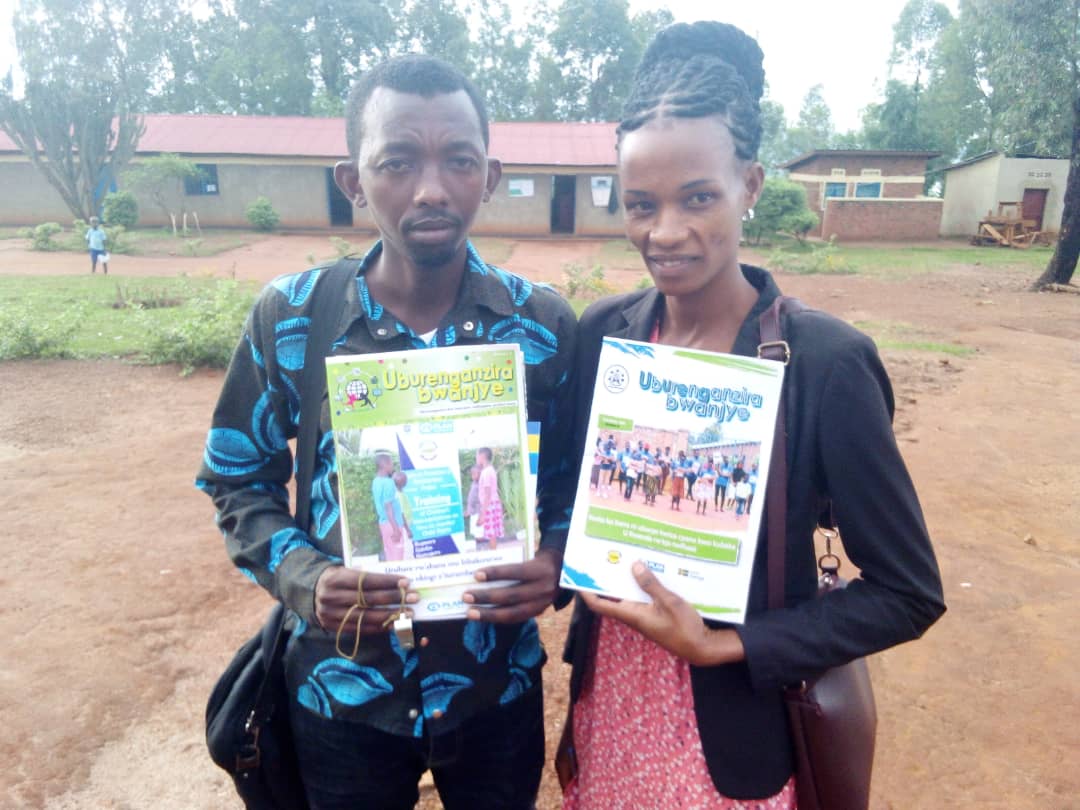 Abarezi n'abanyeshuri bahawe ibitabo bivuga ku burenganzira bw'umwana