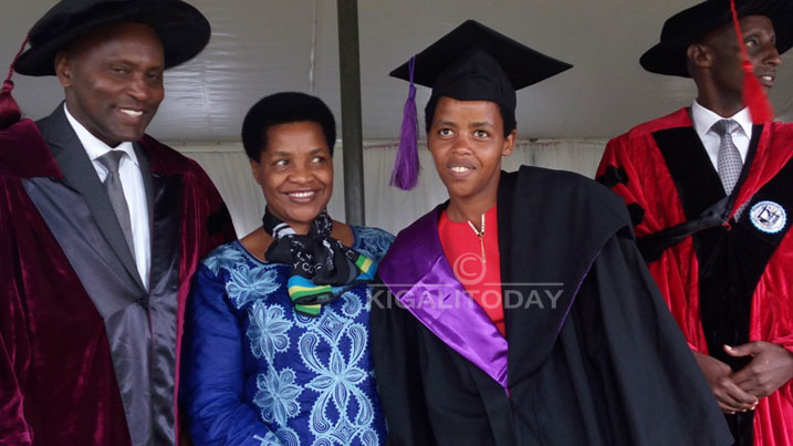 Abakobwa bahize abandi bahabwa buruse zo kujya kwiga mu mashuri meza i Burayi n'Amerika