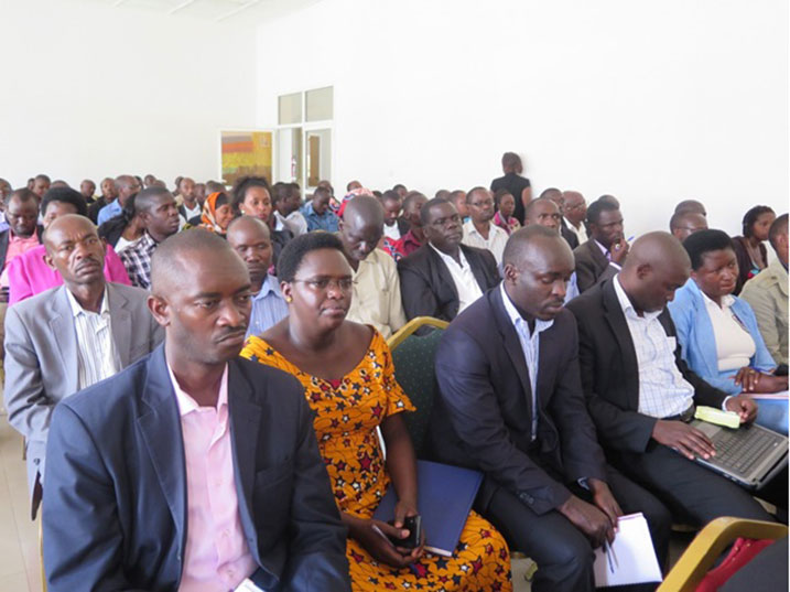 Abarebwa n'uburezi bagaragaje ko kwigisha ishuri rimwe ari benshi bishobora kubangamira uburezi bufite ireme.