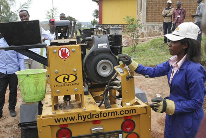 Abakobwa ntibakitinya kuko basigaye bagana n'imyuga no kwiga ubumenyingiro