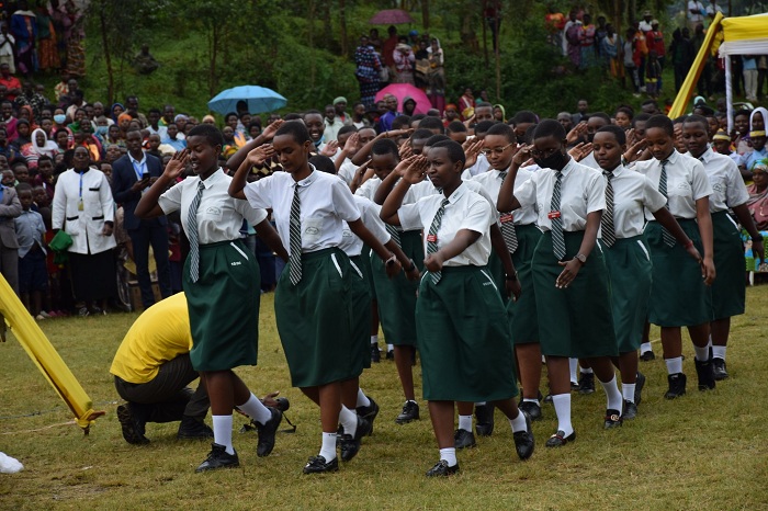 Abana bakoze akarasisi kashimishije benshi