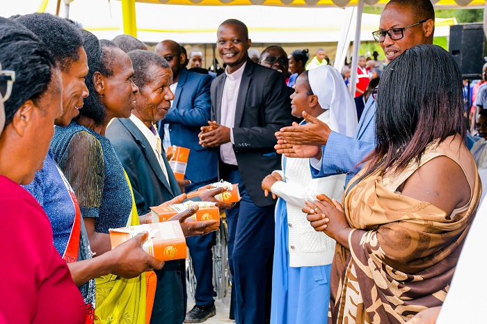 Ababyeyi n'abarezi bahawe impano ya Bibiliya