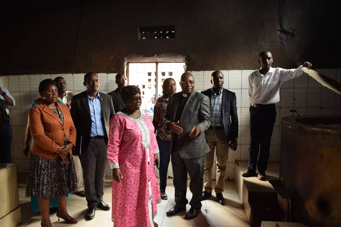 Abayobozi banyuranye banasuye ahatekerwa amafunguro y'abana 