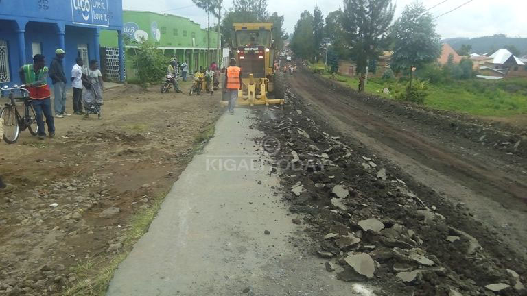 Iyo ugeze mu muhanda Musanze-Cyanika uhabona ibimashini byabugenewe biri gusana ibice by