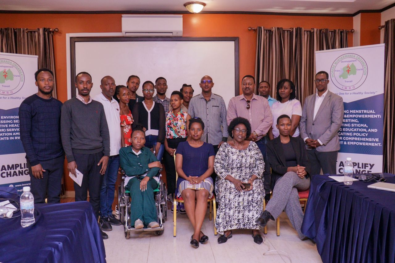 Abitabiriye imurikwa ry'ubu bushakashatsi no kubutangaho ibitekerezo bafashe ifoto y'urwibutso