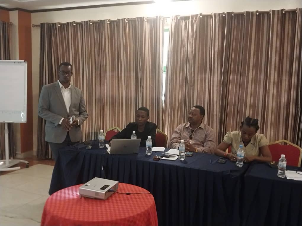 Fidele Mutoni (uhagaze imbere) yamuritse ibyo babonye mu bushakashatsi bakoze