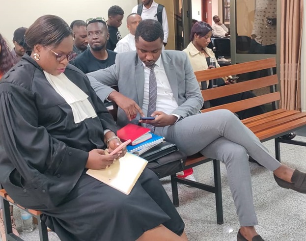 Me Nyembo Emeline ari kumwe n'umukiriya we mu rukiko