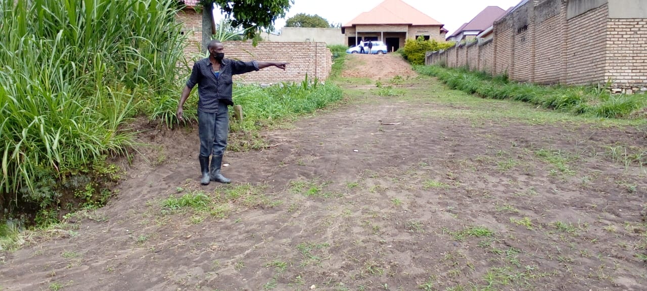 Sikubwabo agaragaza uko ubutaka bwe bwaciwemo imihanda