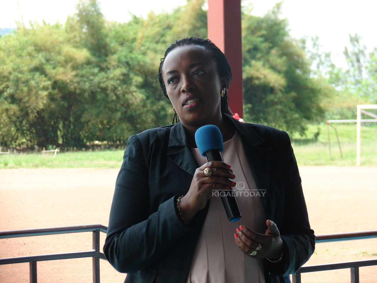 Mukamana avuga ko ubutaka butanditse ku wabuguze buba atari ubwe imbere y'amategeko