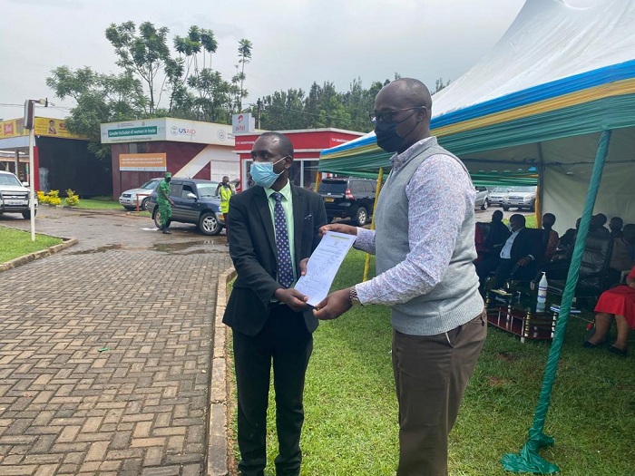Umuyobozi w'Umujyi wa Kigali atanga icyangombwa cy'ubutaka ku muturage wari umaze kugisaba ako kanya