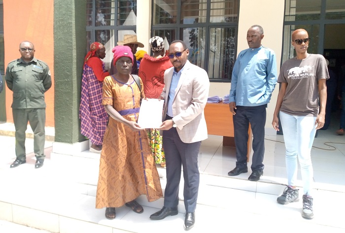 FED Andrew Rucyahana Mpuhwe ashyikiriza umwe mu baturage icyangombwa cy'ubutaka 