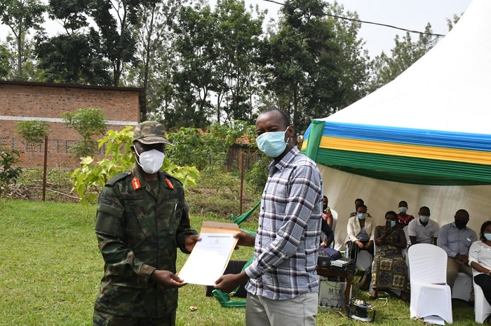 Abatari bafite ibyangombwa by'ubutaka babihawe