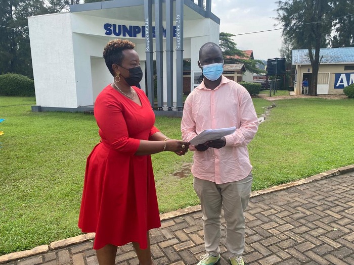 Umuyobozi Mukuru wa RLMUA, Eperance Mukamana aha icyangombwa cy