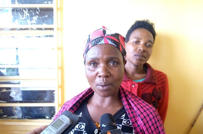 Nzayisenga Elizabeth ari mu basezereye kwivurisha ibyatsi abikesha ubwisungane mu kwivuza yahawe