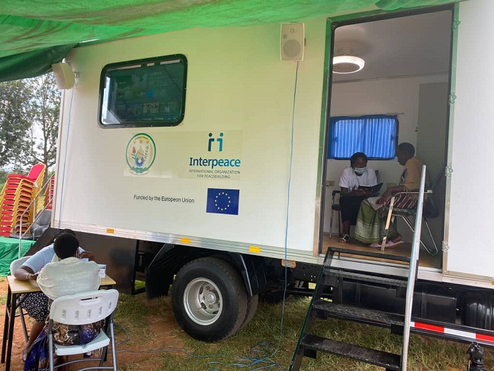 Abaturage bahabwa serivisi