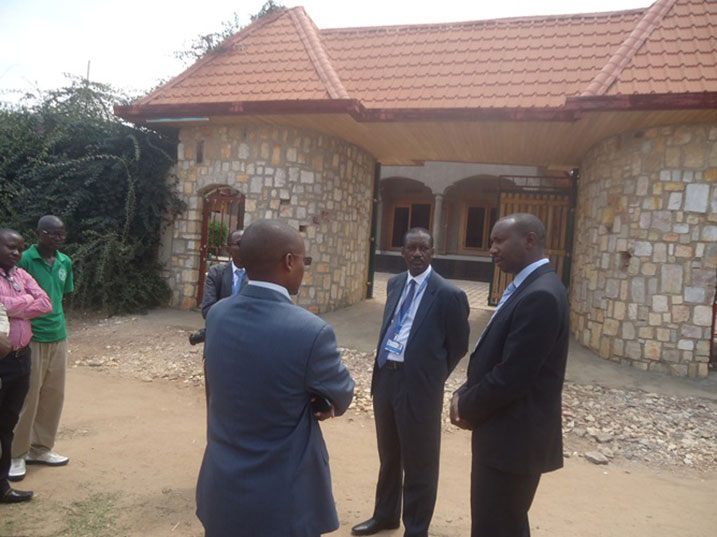 Umuyobozi wa BK ku rwego rw'igihugu ari kumwe n'umuyobozi w'akarere hamwe n'abashoramari bari kuri iyi hoteli.